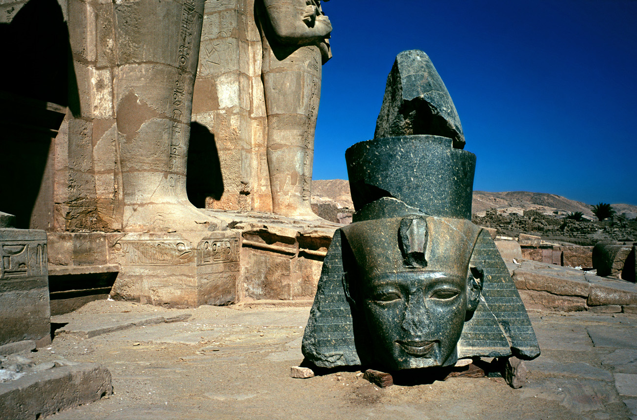 egyp10_21 ramesseum tete brisee.jpg - Thèbes Ouest  Ramesseum Provia 100 F